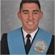 Profesor graduado en Magisterio con mención en educación física e inglés, realizando un máster en didáctica de las matemáticas.