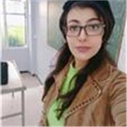 Professeure de l'enseignement secondaire donne des cours particuliers de français à distance