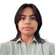 Estudiante que imparte clases de matemáticas a niños de todas las edades