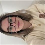 Técnica en Educación infantil, con conocimientos en diferentes asignaturas de primaria y en cuidados para los más pequeños.