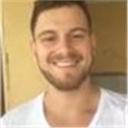 Conhecimento da língua inglesa com experiência no exterior bem como certificados de conclusão