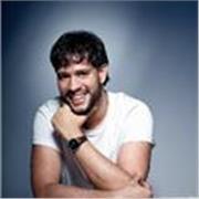 Profesor de español, graduado en periodismo, completamente bilingüe inglés-español