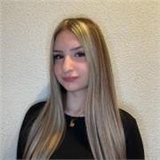 profesora de primaria con paciencia y encantada de enseñar