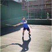 Profesor Nacional de Tenis Nivel III por la RFET, y Graduado en CAFD. Clases para todos los niveles y edades