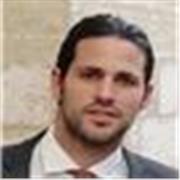 Profesor que imparte clases en materias relacionadas con el Derecho y la Economía, para universitarios, adultos y escolares