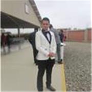 Profesor de matemáticas imparte clases a niños de primaria