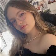 Soy francesa He terminado 2ndo de bachillerato bachibac ( bachillerato internacional francés español) este año con una nota final de 8,46 
Daré clase de francés, para todo nivel y adaptado a todo tipo de problema con el idioma