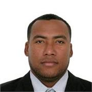 Profesor de educación fisica imparte clases a niños