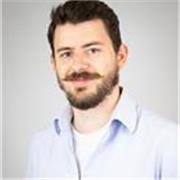 Bonjour ! Je m’appelle Nil Moret, infographiste et formateur passionné par la création visuelle et la transmission de savoirs.
