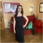 Chica de 18 años con gran afición en la biología, queriéndose dedicar a ello en un futuro, imparte clases de dicha asignatura.