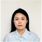 La mia lingua madre è il cinese. Ha conseguito il dottorato in Italia e possiede un certificato per l'insegnamento della lingua cinese