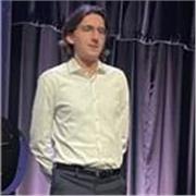 Donne des cours de piano et de solfège pour niveaux débutant et intermédiaire.