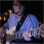 Profesor de música imparte clases de Bajo eléctrico, gramática, teoría y creatividad. También presenciales