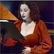 Soy soprano estudiante de canto lírico. Doy clase de canto y de apoyo para lenguaje musical 