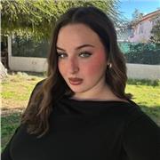 Ragazza universitaria offre aiuto compiti e ripetizioni