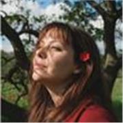 Profesora de inglés para niños y niñas en etapa inicial de aprendizaje mediante metodos didácticos