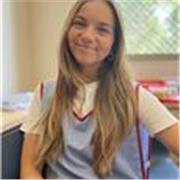Educadora de párvulo (infantil) que enseña mediante el juego o los guía para aprender.