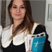 Deutschlehrerin, die Deutsch mit Spielen und mit dem Spaß unterrichtet