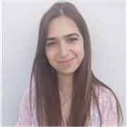 Laureata magistrale in Lingue (Germanistica) presso l'Università Ca' Foscari con esperienza pluriennale nell'insegnamento della lingua tedesca