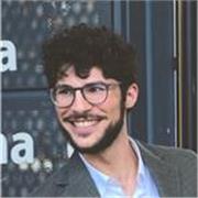 Educatore offre aiuto compiti e supporto allo studio per tutte le materie