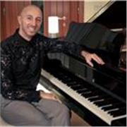 Diplomando in pianoforte presso l'ABRSM di Londra