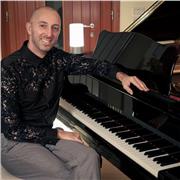 Diplomando in pianoforte presso l'ABRSM di Londra