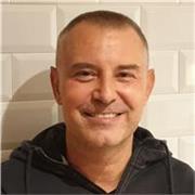 Profesor de inglés bilingüe con certificación CELTA de Cambridge y amplia experiencia docente.