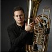 Profesor titulado en tuba ofrece clases individuales para instrumentos, preparación para pruebas de acceso y armonía