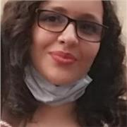 Profesora de matemáticas que posibilita ayuda para temáticas escolares