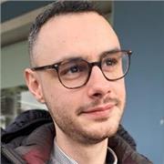 Psicologo Clinico impartisce lezioni a studenti universitari