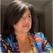 Soy profesora de español con experiencia enseñando a estudiantes extranjeros. Disfruto especialmente trabajar con personas adultas