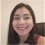 Profesora de Lengua y Literatura realiza clases a estudiantes de enseñanza básica y media