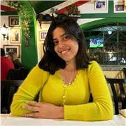 Estudiante de bioquimica y medicina da clases a alumnos de todas las edades y niveles