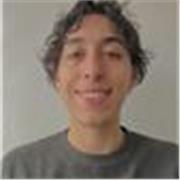 Arquitecto titulado, cursando un máster en Conservación del Patrimonio, con formación en arte, diseño, urbanismo e historia.