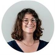Traductrice professionnelle donne cours de soutien et aide aux devoirs pour les enfants et les adultes