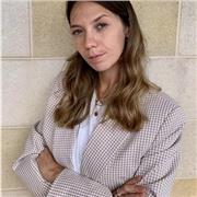 Laureata in giurisprudenza e abilitata all’esercizio della professione forense, impartisce lezioni di diritto per scuole superiori e universitarie.