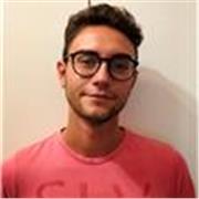 Studente in ingegneria aerospaziale impartisce lezioni di matematica e fisica a ragazzi delle scuole superiori