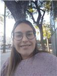 Educadora social imparte clases a niños con problemas curriculares