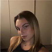 giovane insegnante madrelingua con diploma di maturità