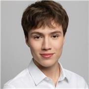 Profesor joven de apoyo escolar con metodología dinámica para niños formato virtual