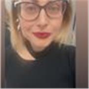 Laureata offre lezioni di diritto e procedura penale. 