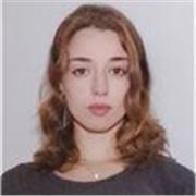 Profesora de inglés imparte clases a personas de todas las edades