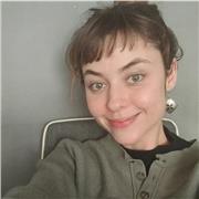 Profesora de reforzamiento de trabajo interactivo con niños