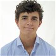 Profesor joven imparte clases de economía para ESO, bachillerato y preparación selectividad