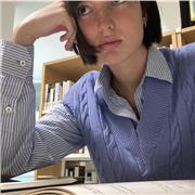 Insegnante di italiano. Ho frequentato il liceo classico e ora studio giurisprudenza