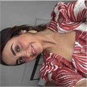 Profesora que imparte clases de iniciación a la música con opción de piano