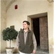 Profesor de apoyo y estudiante de universidad que siempre se pone a disposición de sus clientes