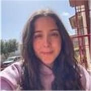 Estudiante de Educación Infantil que imparte clase de manualidades y juegos a alumnos de 3 a 7 años