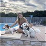 Profesora de primaria con la especialidad de educación física y el b2 de inglés . Doy clases de refuerzo a primaria e inglés.