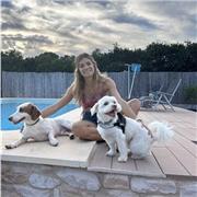 Profesora de primaria con la especialidad de educación física y el b2 de inglés . Doy clases de refuerzo a primaria e inglés.